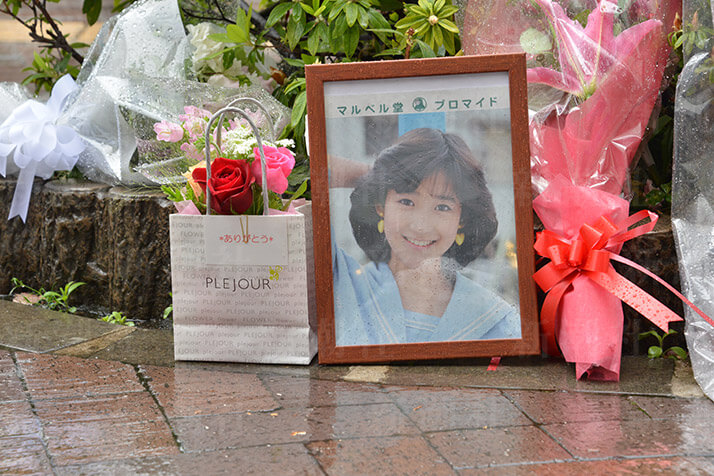 岡田有希子自死から33年、今も墓前にファンからの花束（全文