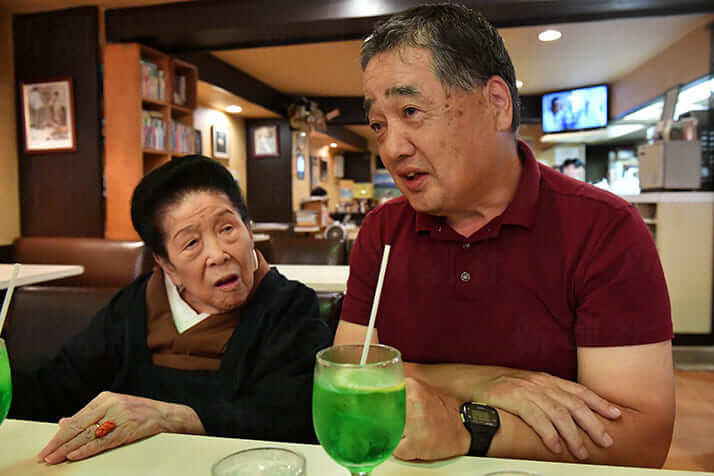 内海桂子さんと夫の成田常也さん