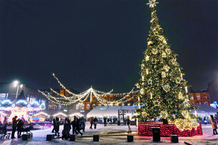 粉雪に彩られたウッチのクリスマスマーケット