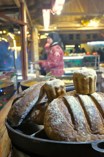 マーケットの出店に並んだ食べ物、飲み物、オーナメント、民芸品など