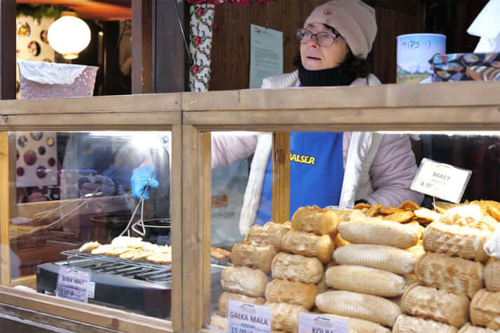 マーケットの出店に並んだ食べ物、飲み物、オーナメント、民芸品など