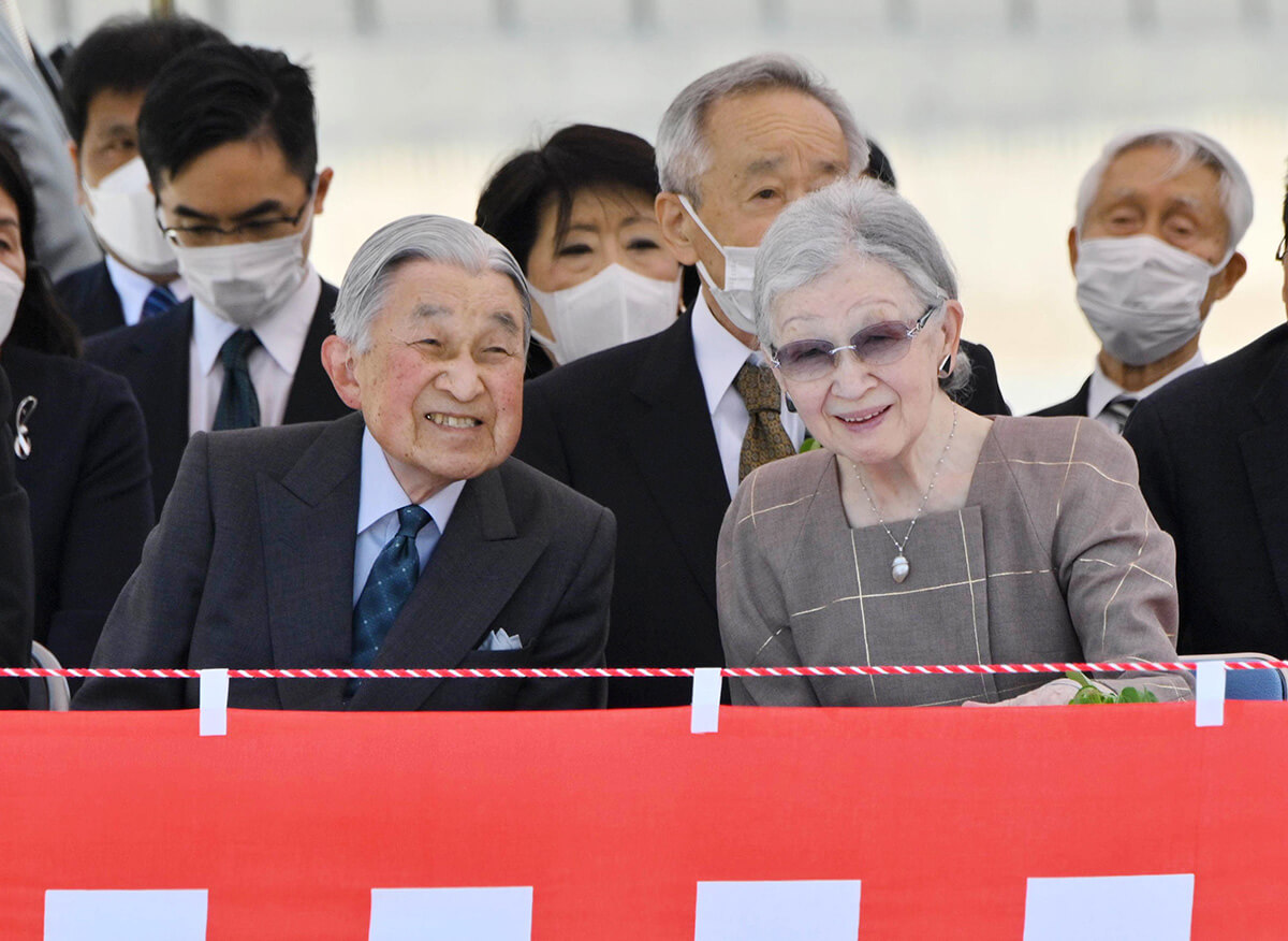 「転倒しないように手をつないで…」 上皇ご夫妻のアフターコロナ旅行、背景に官邸の思惑が（全文） デイリー新潮