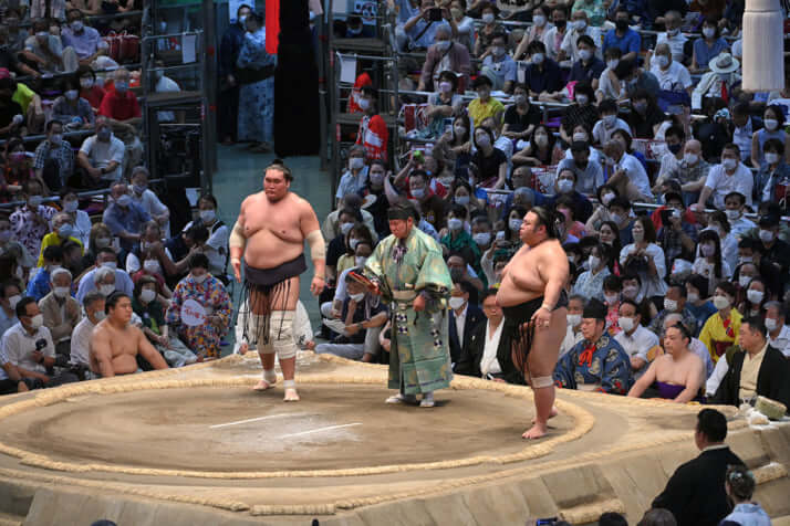 軍配が土俵に落ちる珍事も…大相撲で相次ぐ“行司”の失態 「土俵からの 