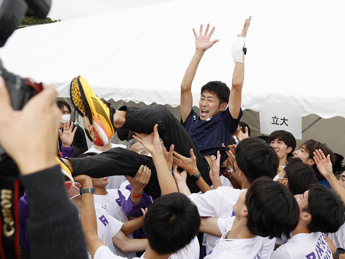 車の後部座席で1時間以上も…」 立教大学駅伝・上野監督と女子部員の「不適切な関係」の全容【スクープその後】 | デイリー新潮