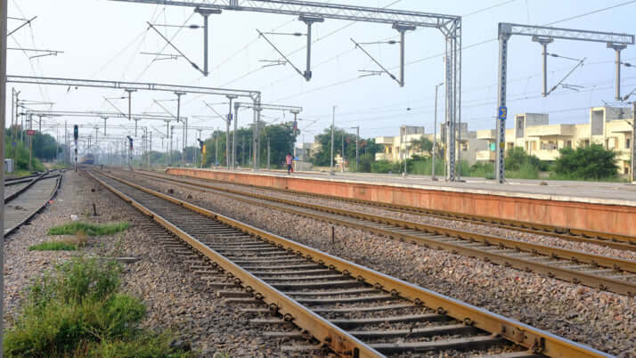 インドの駅とホームイメージ