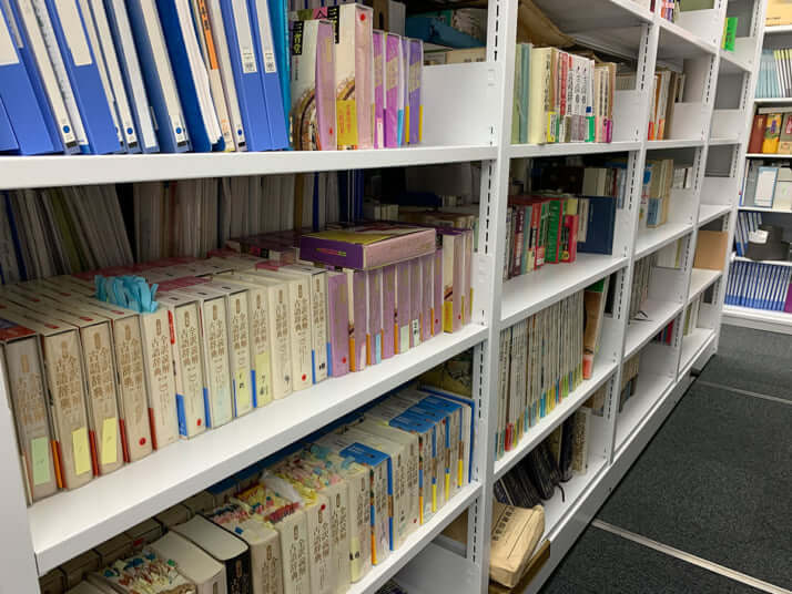 これまで発行した辞書が並ぶ本棚