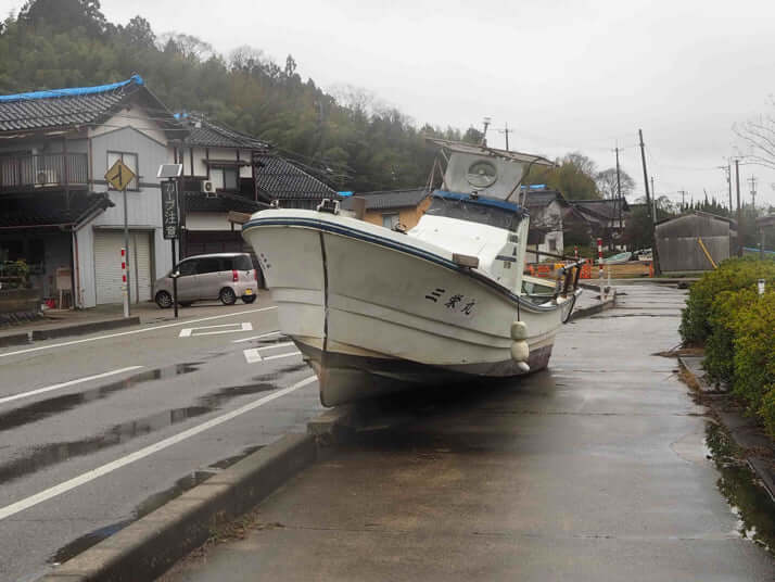 能登島で打ち上げられた遊漁船