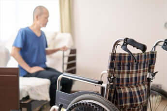 車椅子と高齢者イメージ