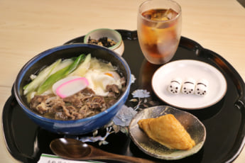 ＜昼食：藤井七冠＞肉うどん【写真提供：日本将棋連盟】