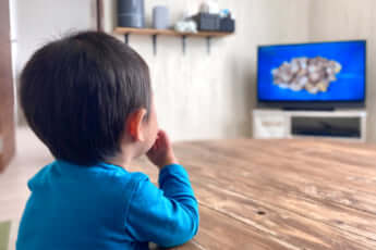 テレビを見る子ども