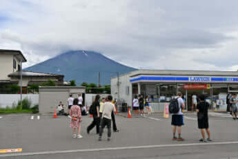 富士山の麓のコンビニ