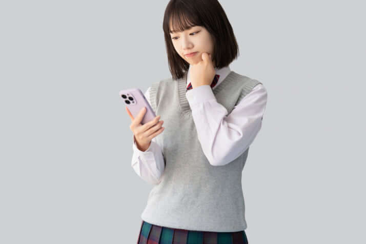 スマホを見る女性