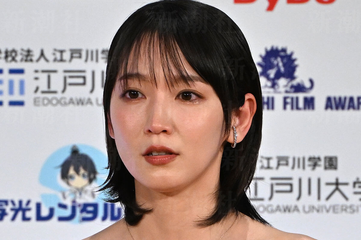 素肌”のぞく大胆ドレス姿で…「吉岡里帆」「石原さとみ」が魅せた舞台の上 声震わせ語った思いとは | デイリー新潮