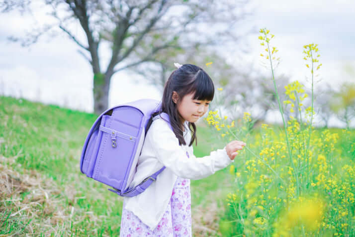 登校中の女の子イメージ