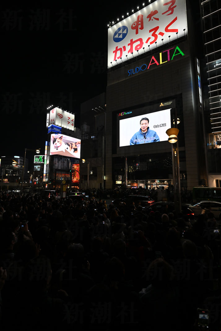 25年10号グラビア 新宿アルタ_11