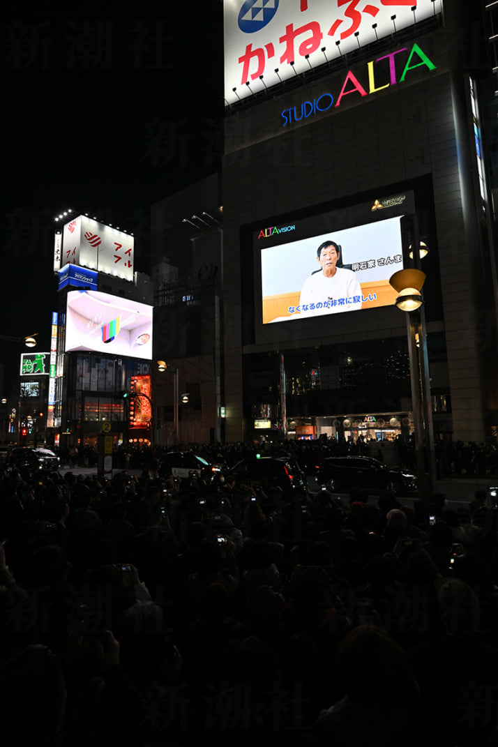 25年10号グラビア 新宿アルタ_12