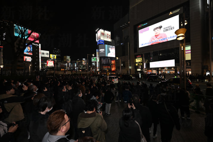 25年10号グラビア 新宿アルタ_13