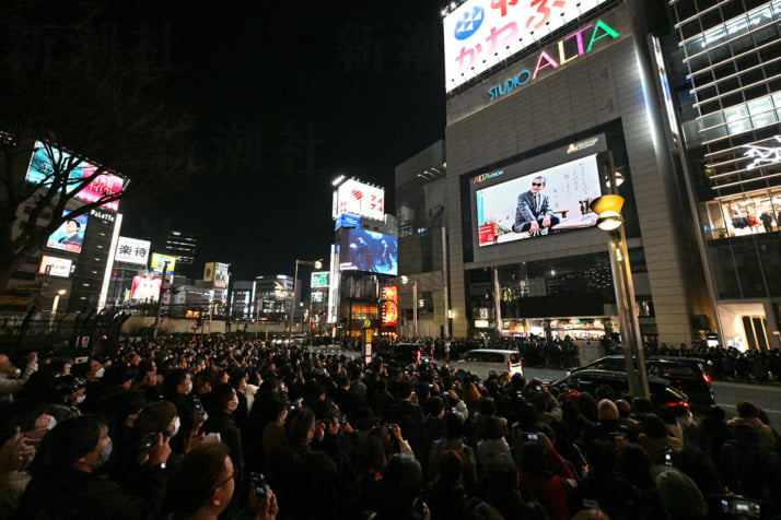 25年10号グラビア 新宿アルタ_4