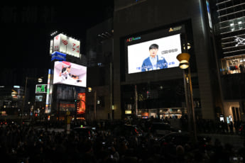 25年10号グラビア 新宿アルタ_8